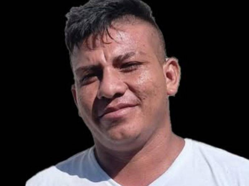 La Policía Nacional ejecutó este domingo un operativo de alto impacto en el sector de Los Bajos, en el municipio de Choloma, que culminó con la captura de tres presuntos integrantes del grupo delictivo organizado conocido como “La Kleivona”, entre ellos su supuesto cabecilla, Kleivin Emilson Orellana Guzmán.