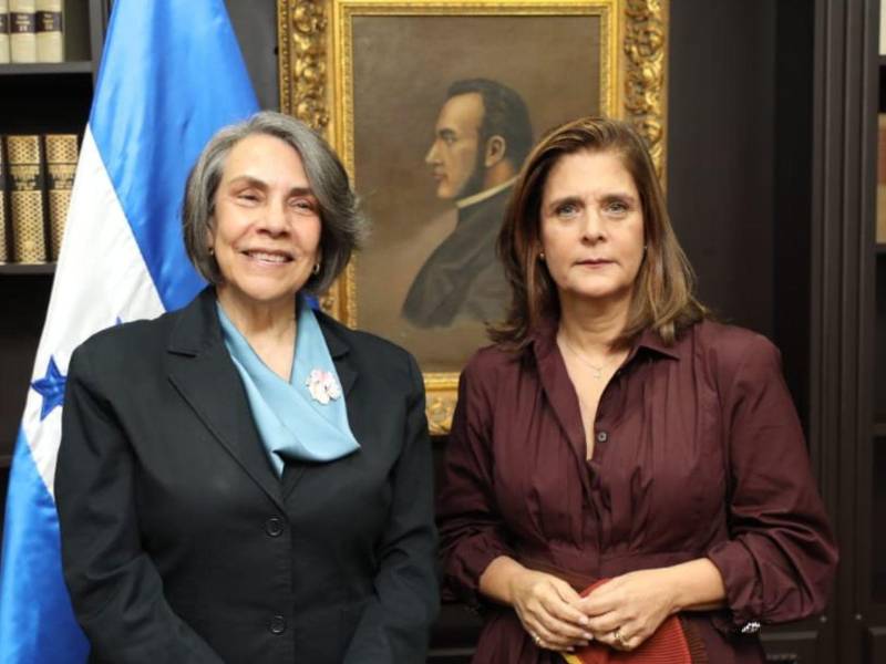La nueva diplomática juró para el nuevo cargo ante la canciller hondureña, Mireya Agüero.
