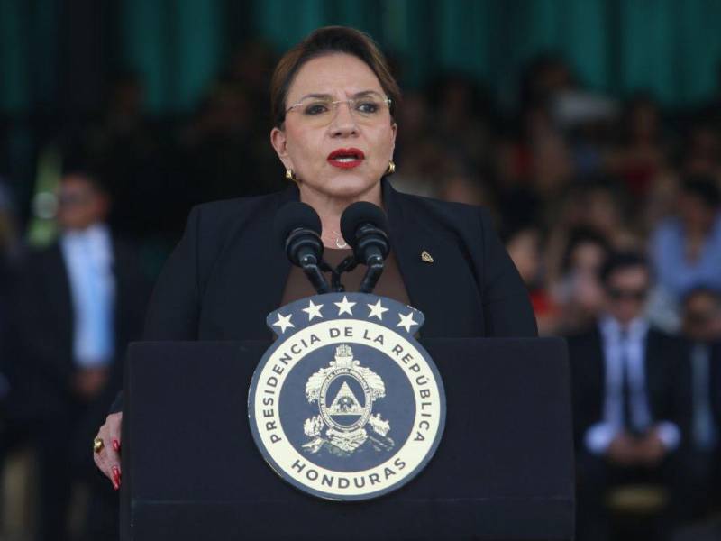 La presidenta de Honduras, Xiomara Castro, participó este jueves 18 de diciembre en la ceremonia de traspaso de mando de las Fuerzas Armadas de Honduras.