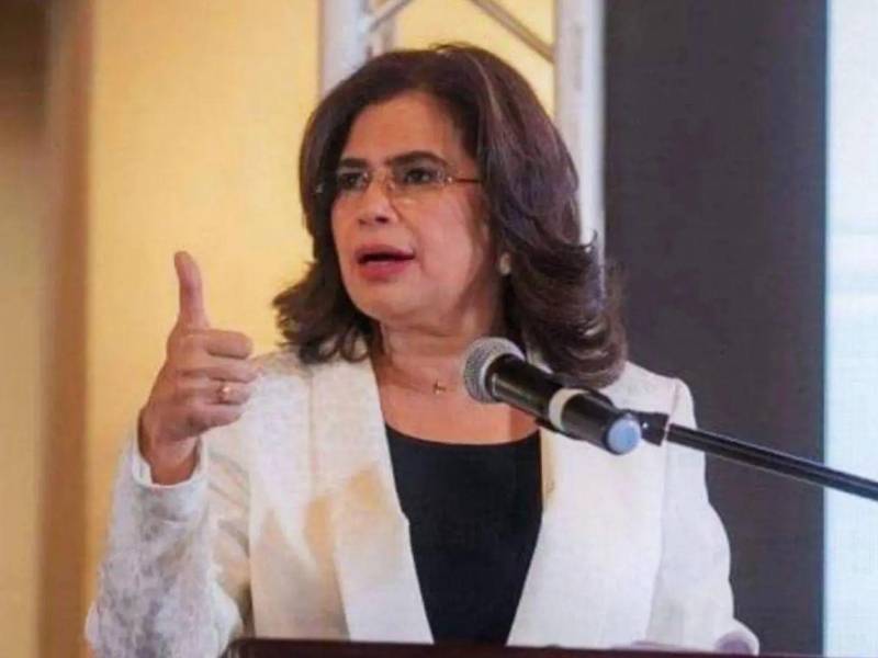 Rixi Moncada, excandidata presidencial del partido Libre, mientras brinda un discurso.