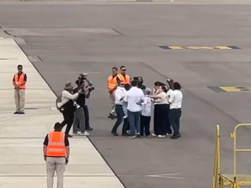 El emotivo reencuentro del expresidente Juan Orlando Hernández con su familia en el Aeropuerto de Palmerola, en Comayagua.