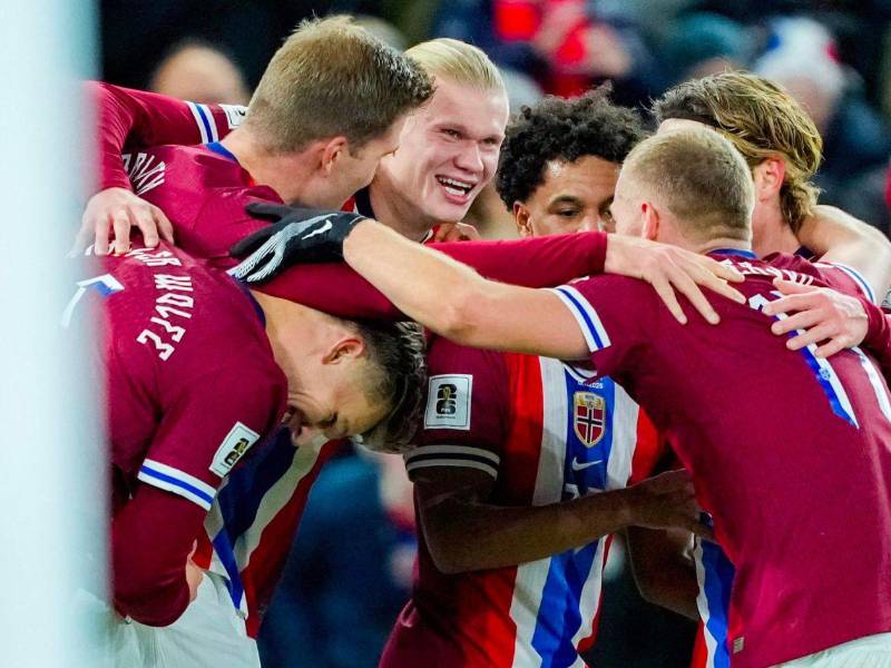 Haaland celebra con sus compañeros el 4-0 logrado por Noruega sobre Estonia en el partido correspondiente a la fase de clasificación europea para el Mundial 2026.