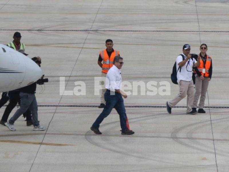 Momento en que el expresidente Juan Orlando Hernández baja del avión y camina hacia el reencuentro con su familia en la pista del Aeropuerto de Palmerola.