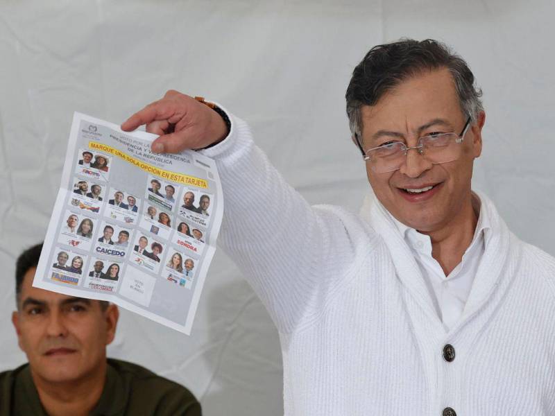 El presidente de Colombia, Gustavo Petro, muestra el tarjetón electoral en las votaciones de este domingo en Colombia.