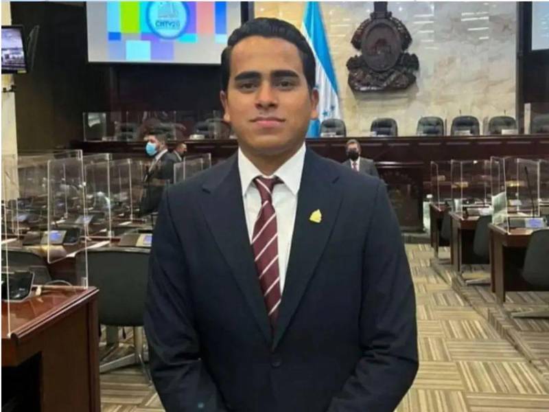 Fotografía a diputado suplente, Josué Colindres en el hemiciclo legislativo.