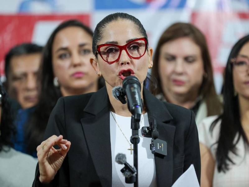 Fotografía de archivo del 28 de enero del 2026 que muestra a la excandidata presidencial del correísmo Luisa González hablando durante una rueda de prensa, en Quito (Ecuador).