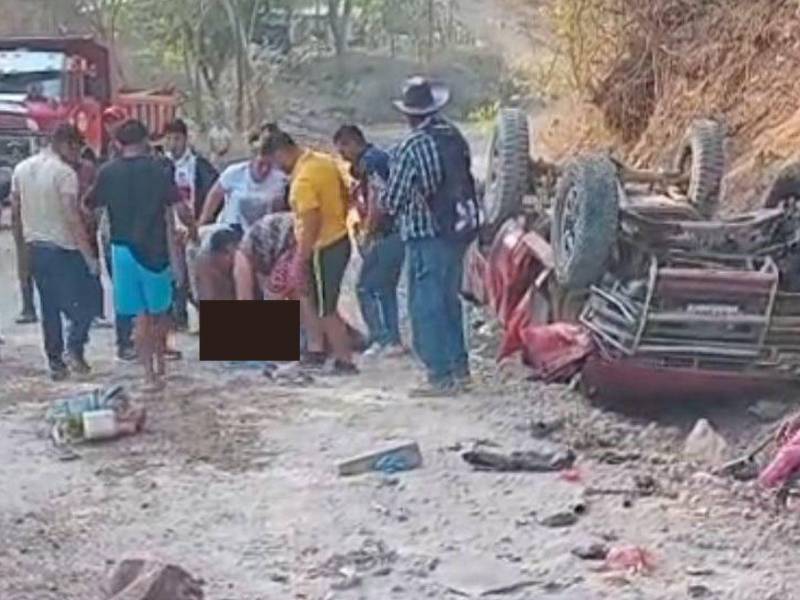 Escena del terrible accidente vial ocurrido este lunes en la comunidad de El Zapote, Linaca, Choluteca.