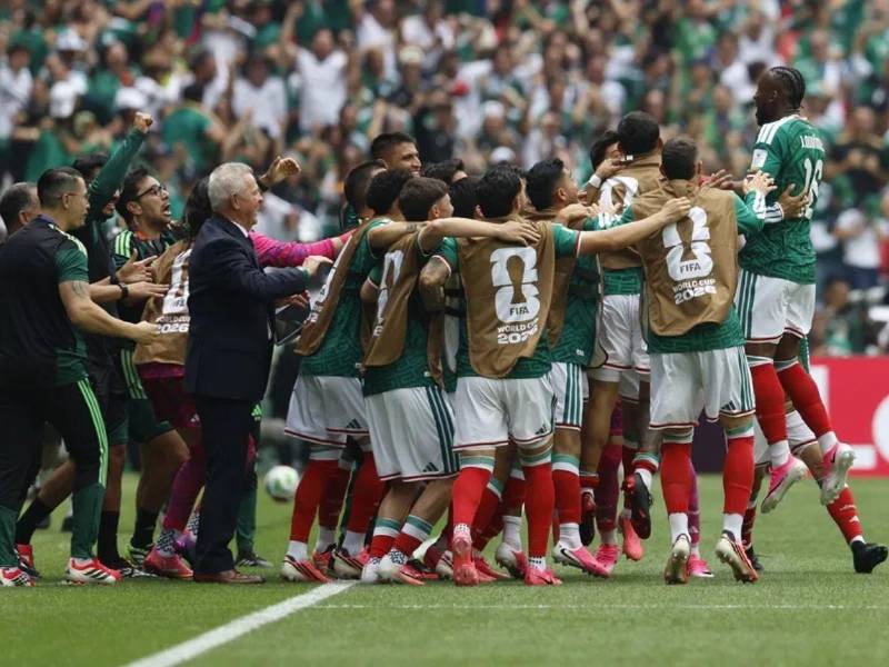 Julián Quiñones de México celebra un gol durante un partido del grupo A del Mundial de la FIFA 2026 entre México y Sudáfrica.