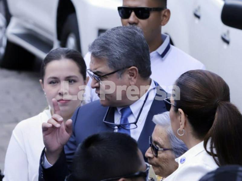 En declaraciones a los medios de comunicación, el exmandatario presentó este jueves un audio de la audiencia como prueba de sus argumentos.