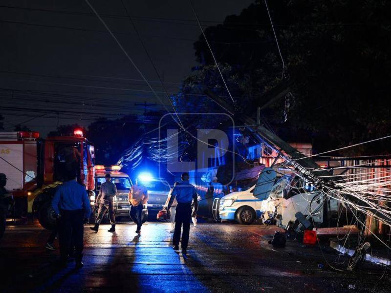 Testigos dijeron que más de 20 personas se transportaban en la unidad de transporte público. Karla Rubio, quien murió en el lugar, viajaba en el asiento de la entrada.