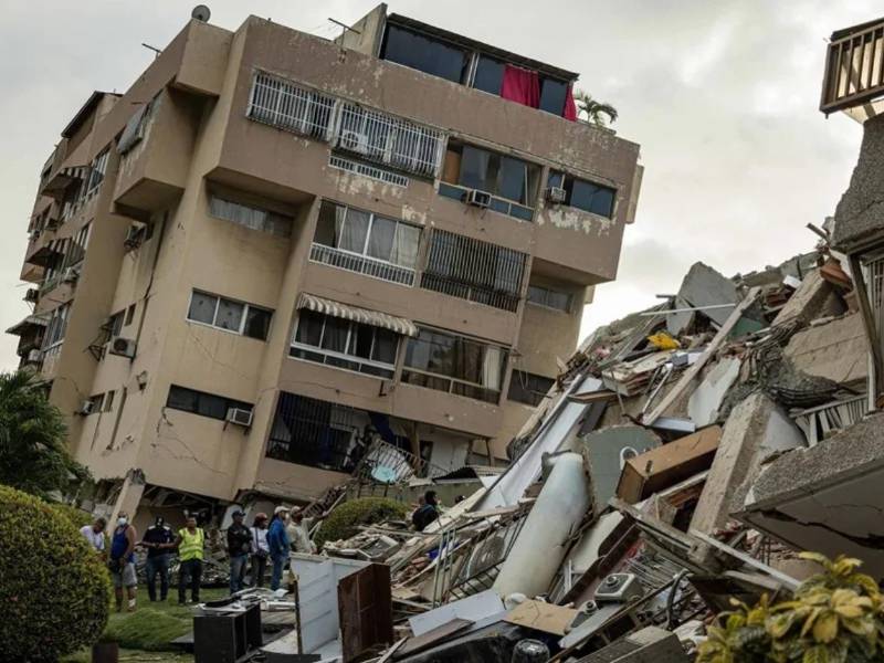 Rescatistas participan en labores de búsqueda en un edificio afectado por un terremoto, este sábado en La Guaira (Venezuela).