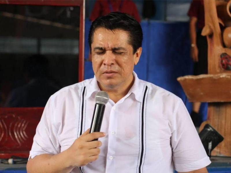 Fotografia al lider religioso Roy Santos.