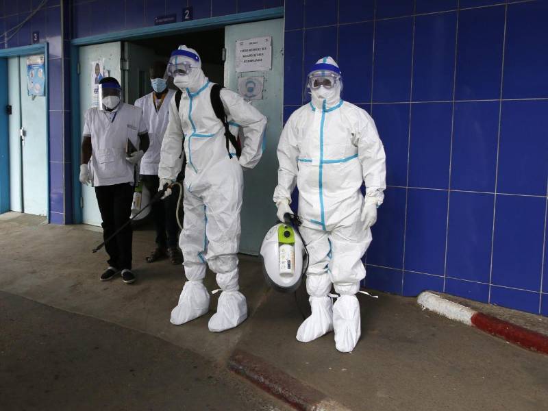 La declaración de emergencia internacional por parte de la Organización Mundial de la Salud (OMS) ante el nuevo brote de ébola en el este de la República Democrática del Congo (RDC), que ya deja 88 muertos, llevó a los países africanos a reforzar controles sanitarios y cerrar fronteras, como en el caso de Ruanda este domingo.