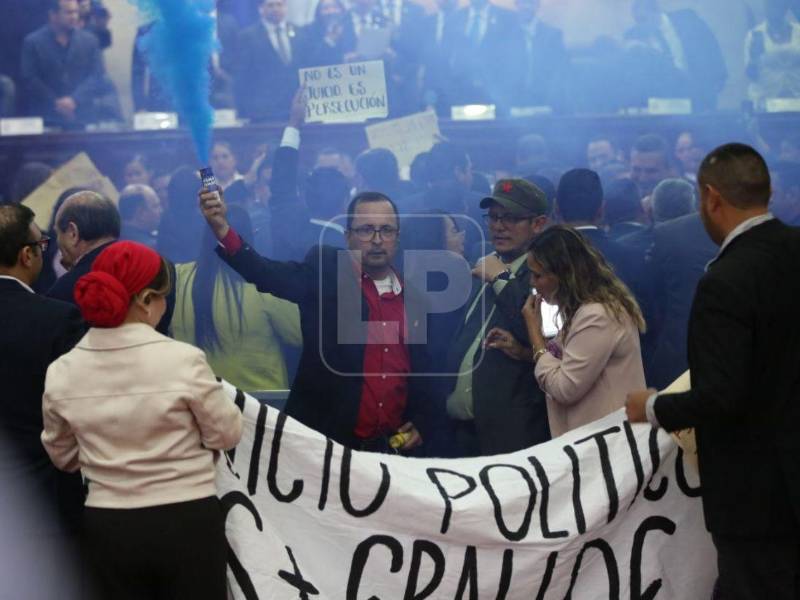 La sesión legislativa del lunes 23 de marzo, en la que se aprobó la admisión de la denuncia de juicio político contra el fiscal general Johel Zelaya, se desarrolló en un ambiente de confrontación.