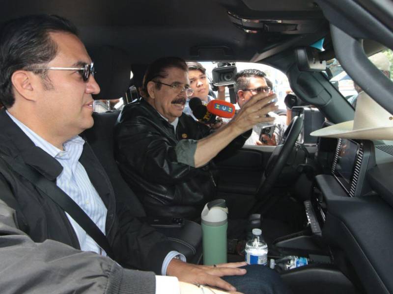 El expresidente Manuel Zelaya Rosales llegando al aeropuerto Toncontín para partir a México.