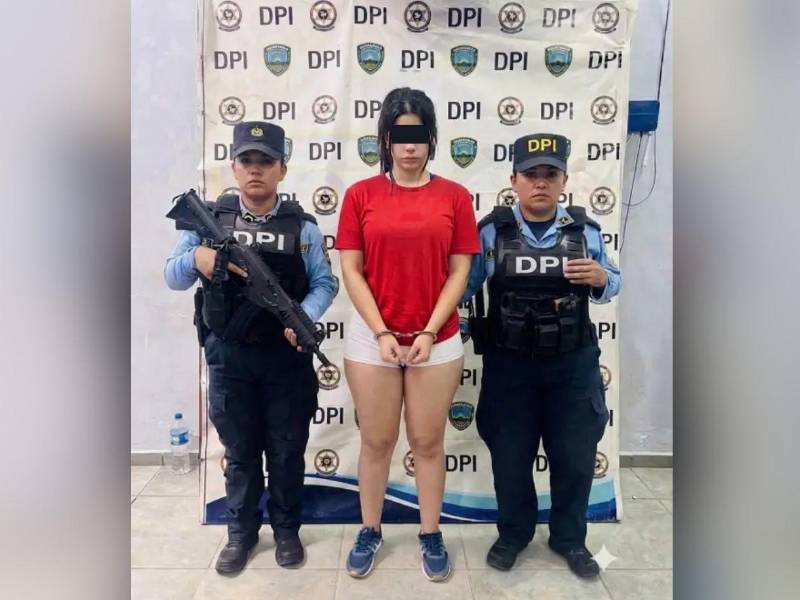 La detención de la joven se volvió viral en redes sociales. El caso ha generado decenas de comentarios de algunos usuarios que ofrecieron pagar la fianza.