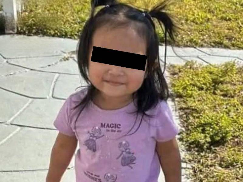 La madre recibió la noticia de la muerte de su hija mientras se encontraba laborando en un restaurante.