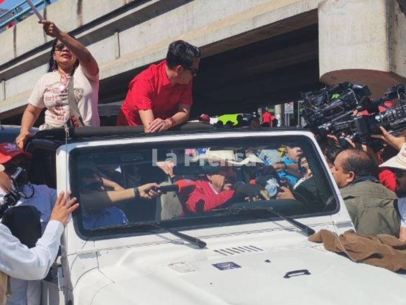 El expresidente Manuel Zelaya Rosales se hizo presente a la movilización del Día del Trabajador este viernes 1 de mayo de 2026 en Tegucigalpa.