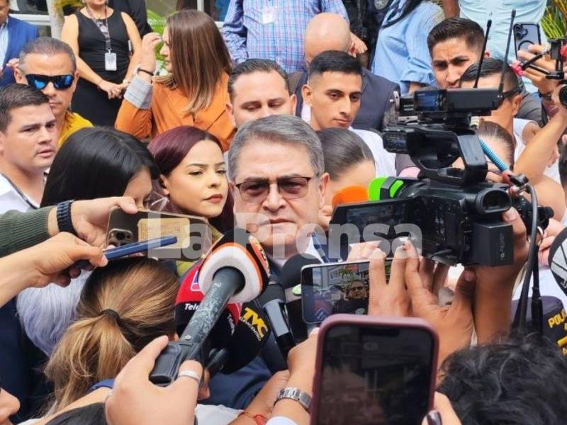 El expresidente Juan Orlando Hernández, acusado de fraude y lavado de activos en el caso Pandora II, llegó este lunes a la CSJ acompañado de su familia.