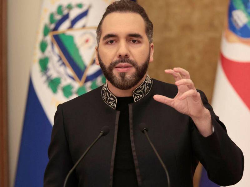 El presidente de El Salvador, Nayib Bukele, fue captado el 16 de octubre, durante una rueda de prensa, con su homóloga de Costa Rica, Laura Fernández, en San Salvador (El Salvador).