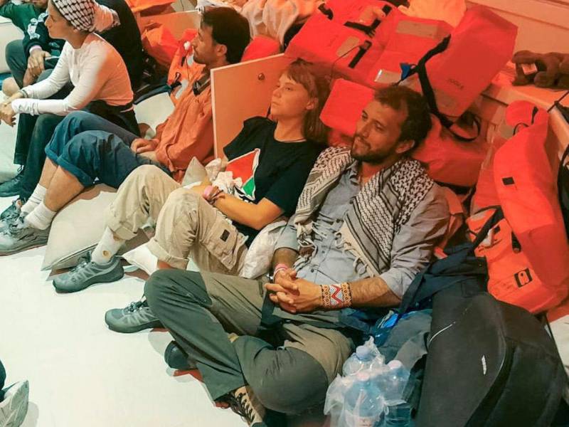 El Ministerio de Exteriores israelí anunció este jueves que algunos de los activistas de la Global Sumud Flotilla arrestados, entre ellos Greta Thunberg, están seguros y en buen estado de salud y siendo trasladados de manera segura a territorio israelí, donde comenzarán los procedimientos de deportación a Europa.