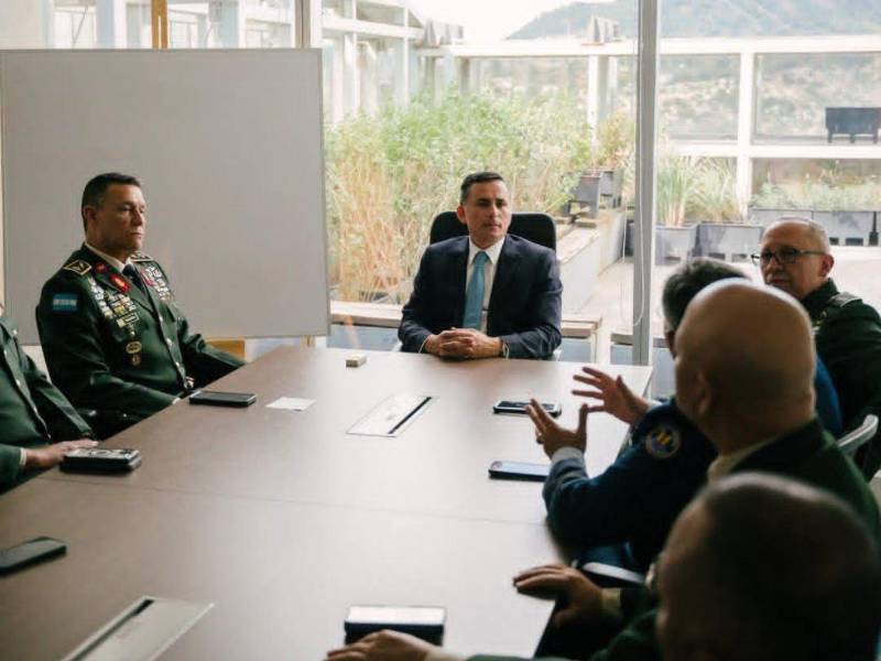 Reunión del nuevo ministro de Defensa, Enrique Rodríguez Burchard, y los altos mandos de la entidad castrense.