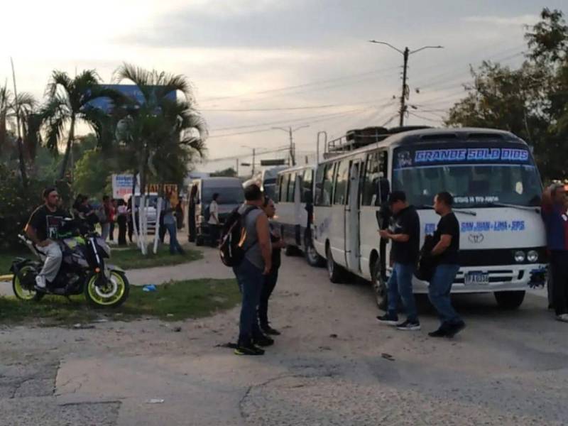 En redes se anunciaron bloqueos y una paralización del transporte; aunque el 28 de septiembre hubo protestas reales, no se comprobó que respondieran a una convocatoria nacional del sector.