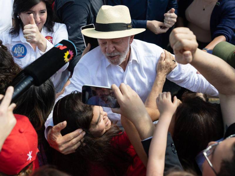 El candidato presidencial y actual presidente de Brasil, Luiz Inácio Lula da Silva, abraza a sus seguidores tras depositar su voto en un centro electoral de São Bernardo do Campo, Brasil.
