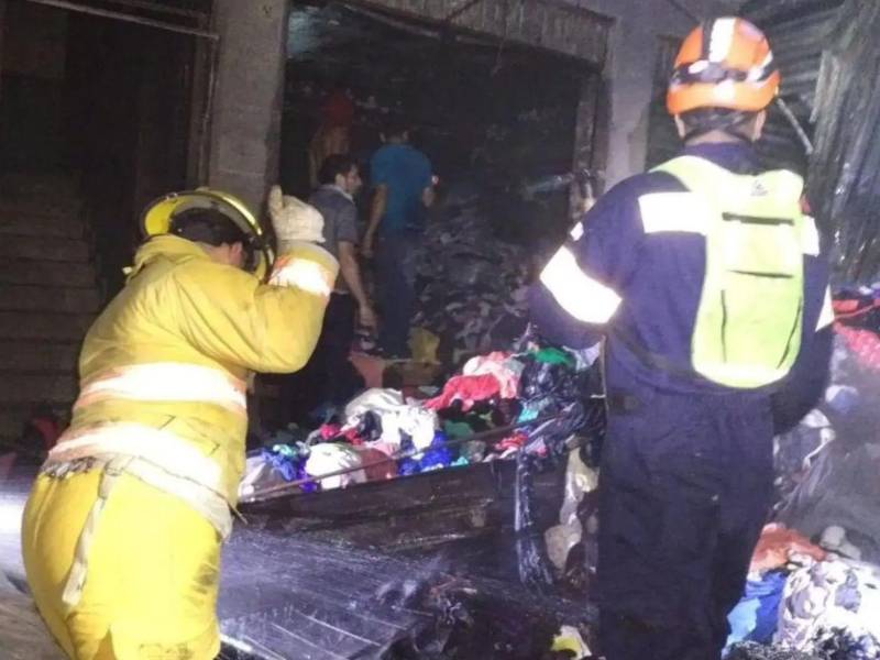 Más de 30 negocios quedaron reducidos a cenizas tras el pavoroso incendio en el mercado Galindo de Comayagüela.