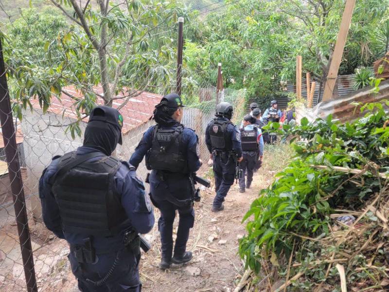 Fotografía muestra a agentes policiales durante un operativo en una zona de Tegucigalpa en busca de supuestos miembros de estructuras criminales.