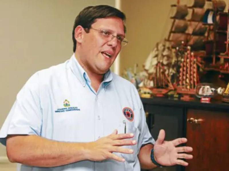 La Corte de Apelaciones mantiene medidas cautelares distintas a la prisión para los acusados, mientras que dos exfuncionarios siguen prófugos.