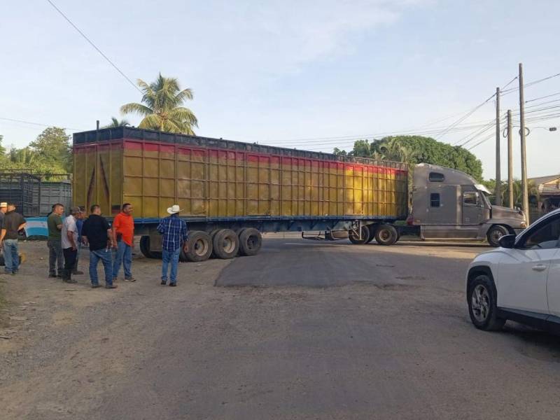 El conflicto se ha centrado en que los trabajos se detuvieron abruptamente, dejando un vacío de aproximadamente diez kilómetros sin reparar entre los sectores de Corralitos y Descombros.