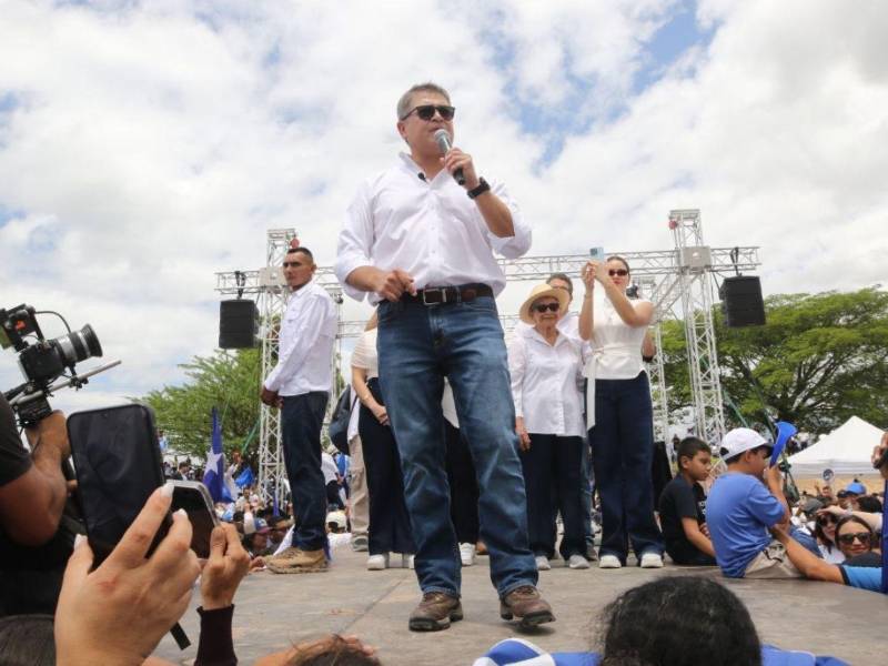 El expresidente Juan Orlando Hernández durante la comparecencia pública este domingo 26 de julio de 2026.