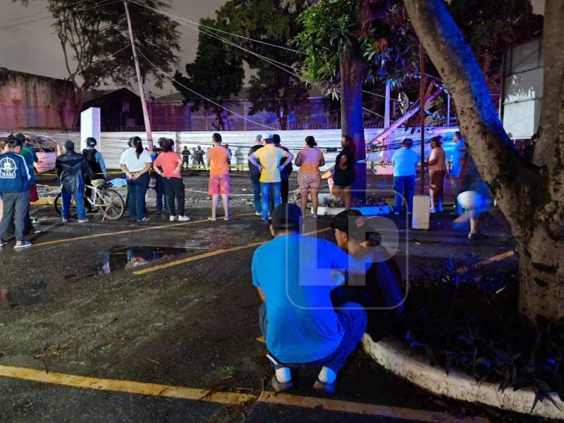 El hijo de la mujer fallecida llegó a la escena del fatal accidente para identificar el cuerpo de su madre.