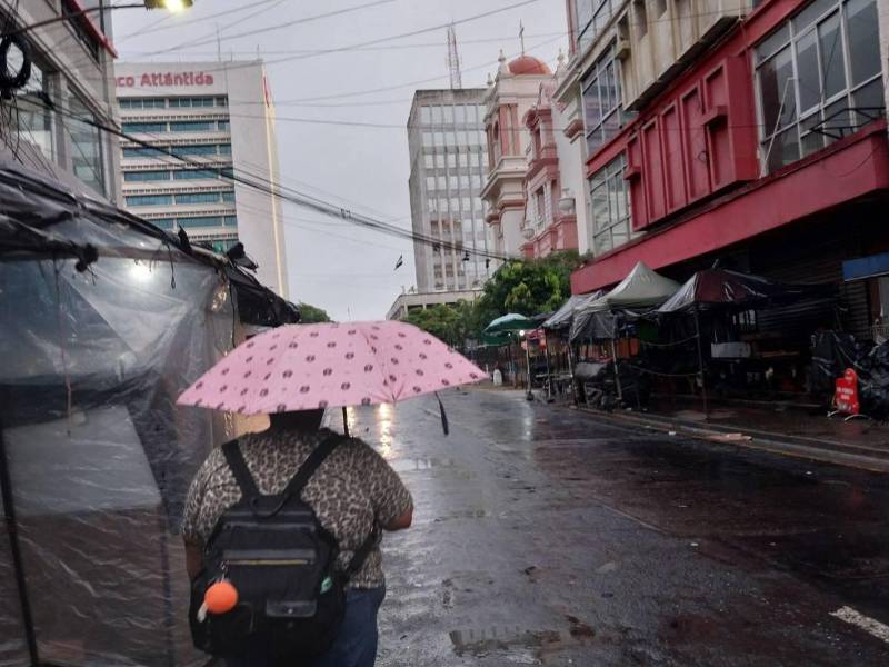 Imagen referencial de archivo LA PRENSA. Una mujer camina en el centro de San Pedro Sula.