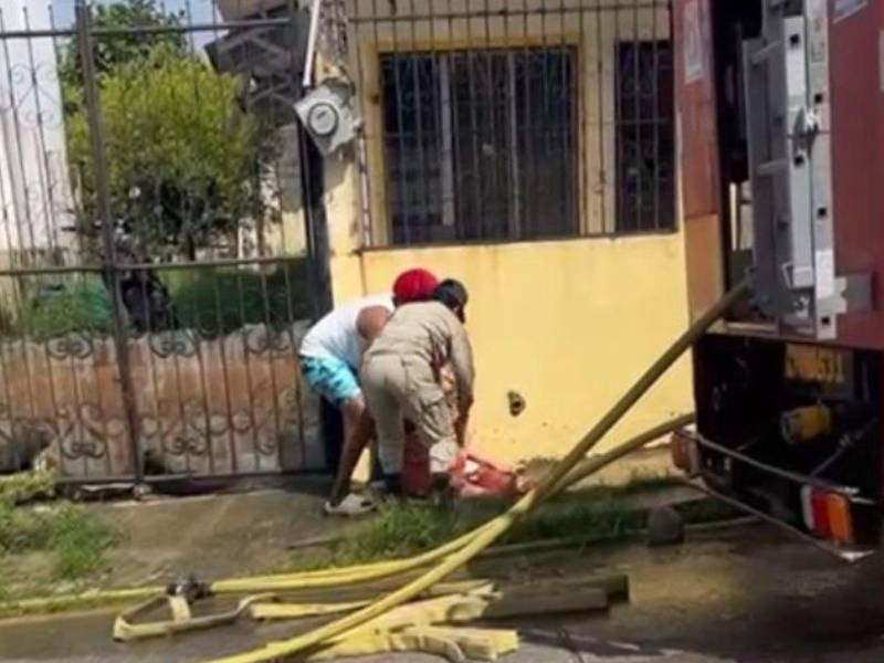 Bomberos y vecinos auxiliaron a la mujer, que luego fue trasladada de urgencia a un centro asistencial en La Ceiba.