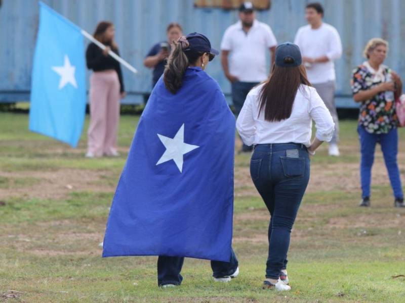 Imagen de personas que llegaron al aeropuerto Palmerola a recibir al expresidente Juan Orlando Hernández.