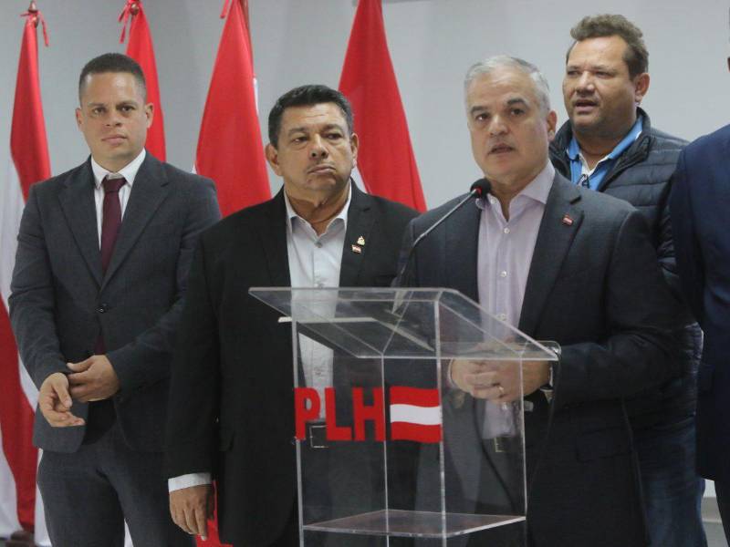 Las bancadas del Partido Liberal, Nacional y de Libre tuvieron sendas reuniones debido a la ruptura del acuerdo alcanzado el lunes cuando ya se habían definido los 15 candidatos que serían electos. Ambiente en los bajos del Congreso.