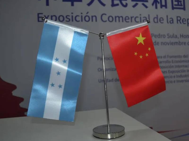 Imagen de las banderas de Honduras y China en imagen de archivo.