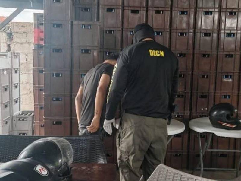 Durante los allanamientos, fiscales y agentes especializados realizan inspecciones exhaustivas en los inmuebles intervenidos.