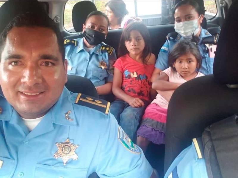 <b><span class=mln_uppercase_mln>Acción.</span></b> Las niñas Carmen Isabel y Adriana Mendoza fueron recuperadas por autoridades de la Policía y el Ministerio Público.