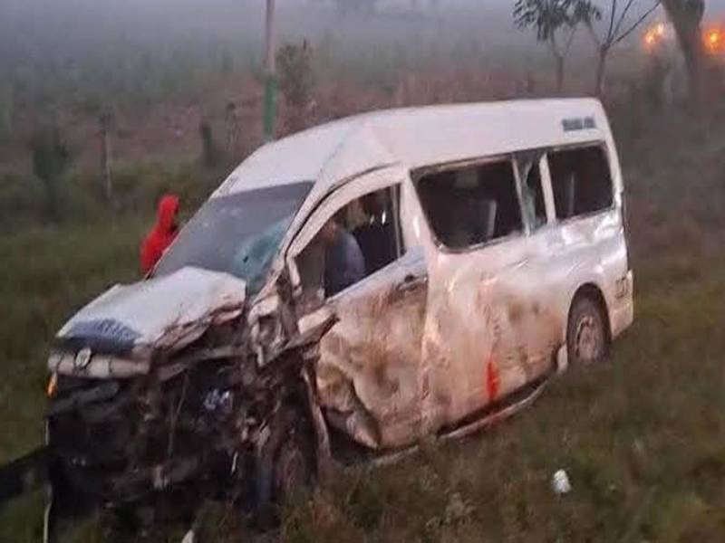 Debido a la fuerza del choque, la unidad de transporte quedó con daños materiales.