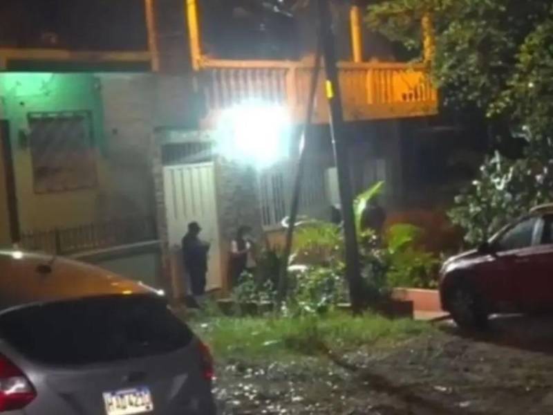 Familiares de la víctima llegaron al lugar y realizaron la identificación del cadáver. Fotografía tomada de redes sociales.