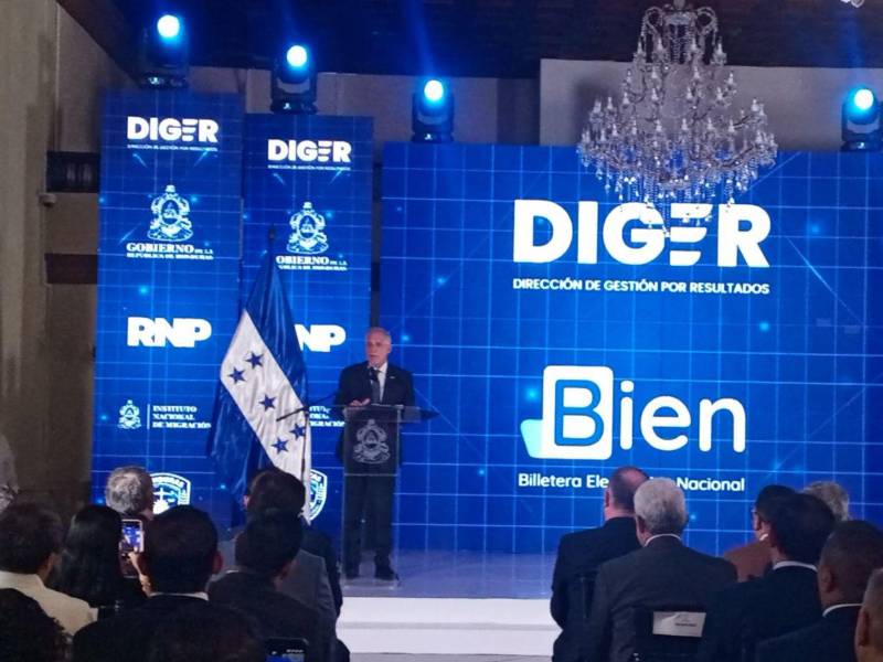 El presidente Nasry Asfura explica los alcances del programa de Billetera Electrónica Nacional este lunes en Casa Presidencial.