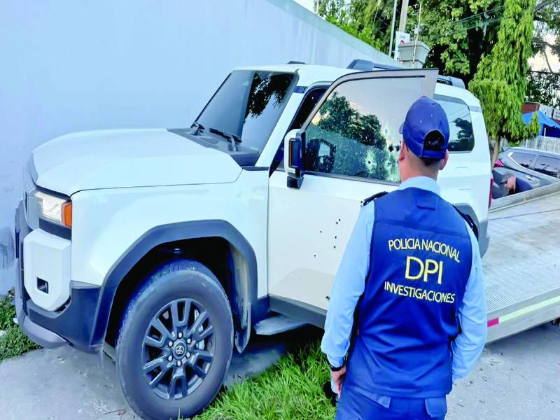 El carro de la ingeniera tenía más de 20 balazos.