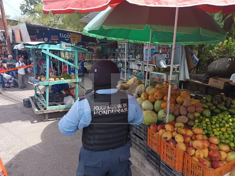 La Policía Nacional se encuentra en la escena del crimen para las investigaciones correspondientes.