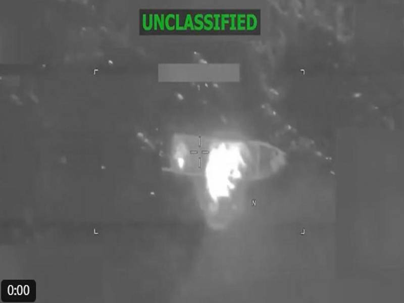 Captura de video tomada de la cuenta en X @Southcom del Comando Sur de Estados Unidos que muestra una lancha atacada en aguas internacionales del Pacífico. EFE