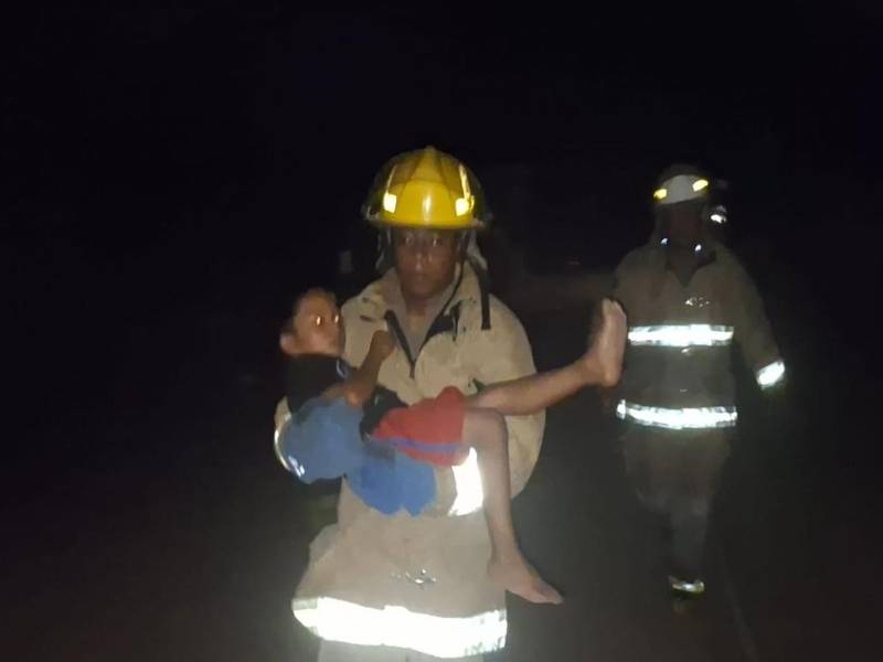 Los bomberos lograron sacar al menor antes de que el fuego se propagara por completo.