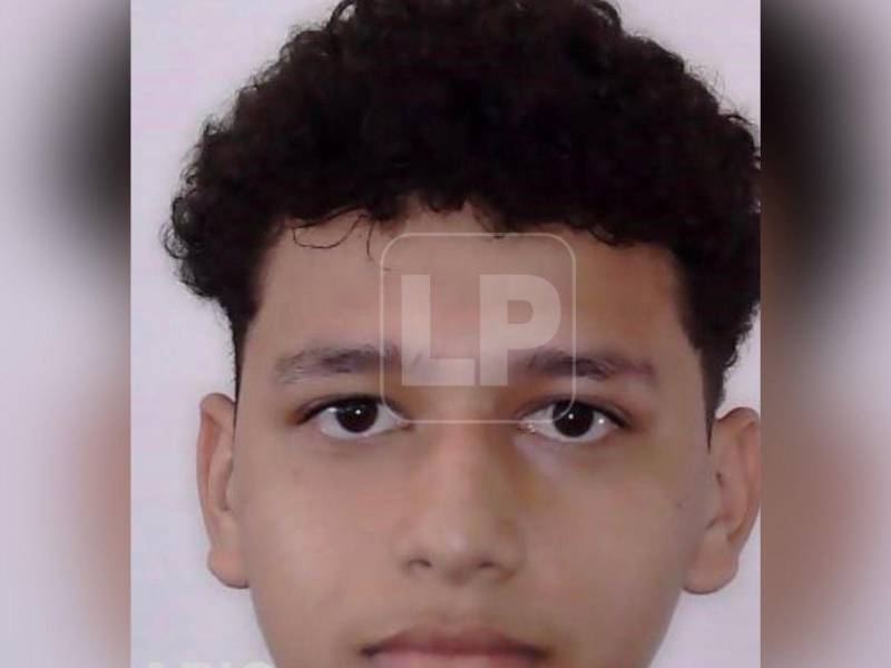Deyvi Yuvini Alvarado, hijo del exgerente de Koriun, Iván Velásquez, huyó en un vehículo deportivo la noche del jueves al percatarse de un operativo en su contra en la residencial Campisa, en San Pedro Sula.