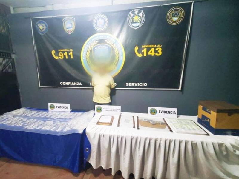 En la casa allanada también se encontraron numerosas sillas plásticas, mesas y cajas que igualmente eran utilizadas para el traslado de droga y así evitar sospechas, según las investigaciones realizadas.